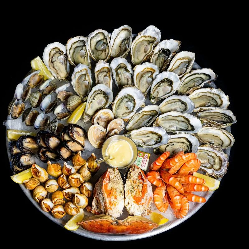 Plateau de coquillages et crustacés